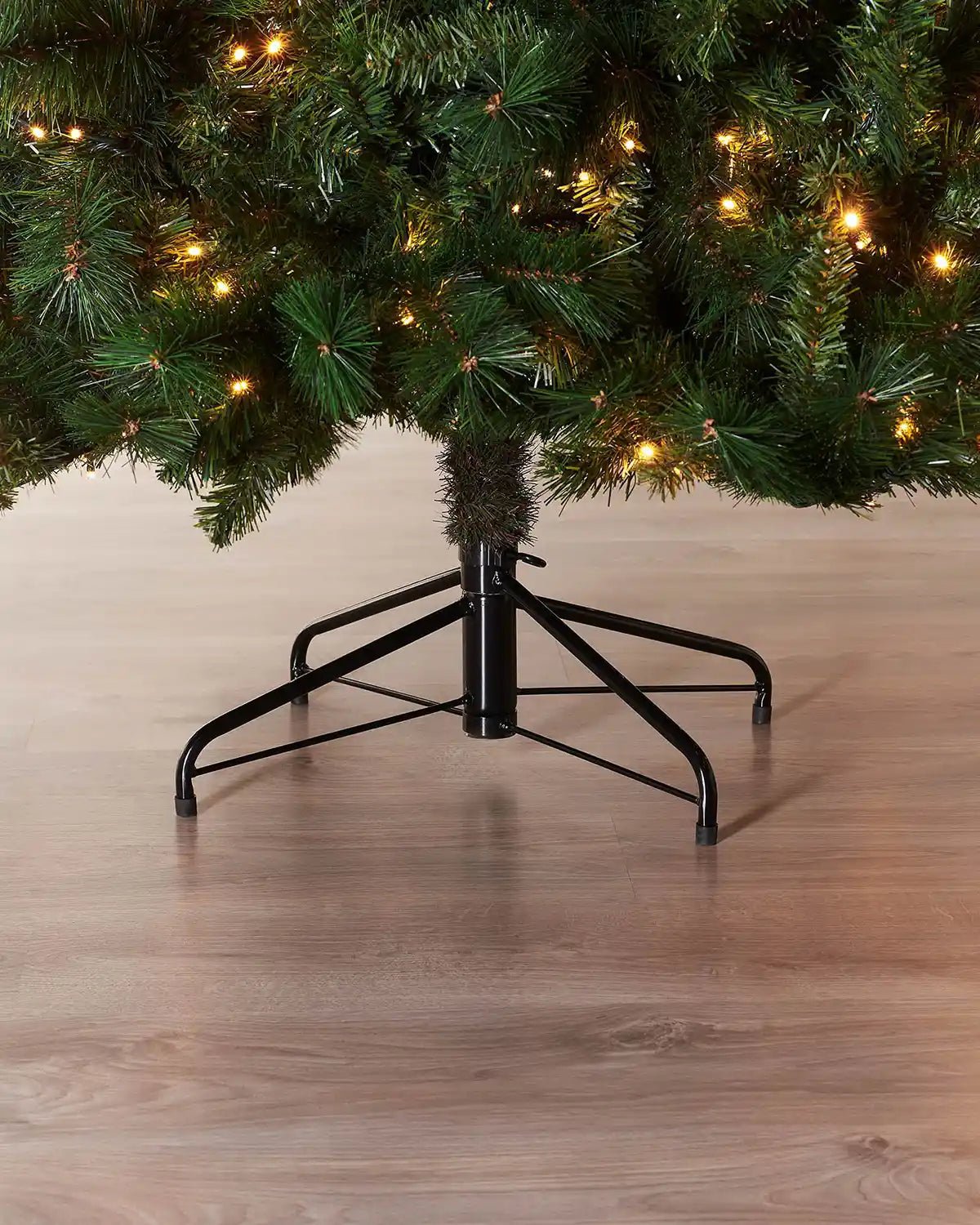 Pre-Lit Victorian Pine Christmas Tree, 5 ft — 5 ft / 1.5 m - Image 5
