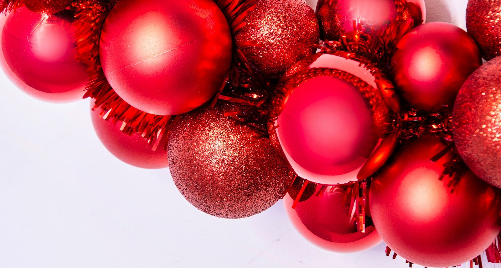 33cm Red Shatterproof Bauble Wreath - Image 4