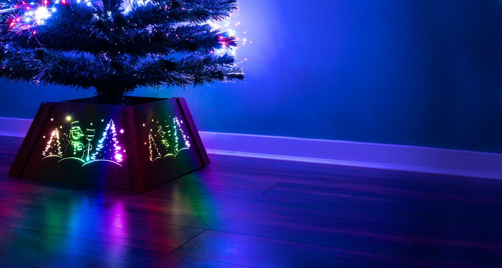 Pre-lit Small Natural Brown Wooden Christmas Tree Skirt - Northern Lights Snowman Scene (Fits 4-6ft trees)