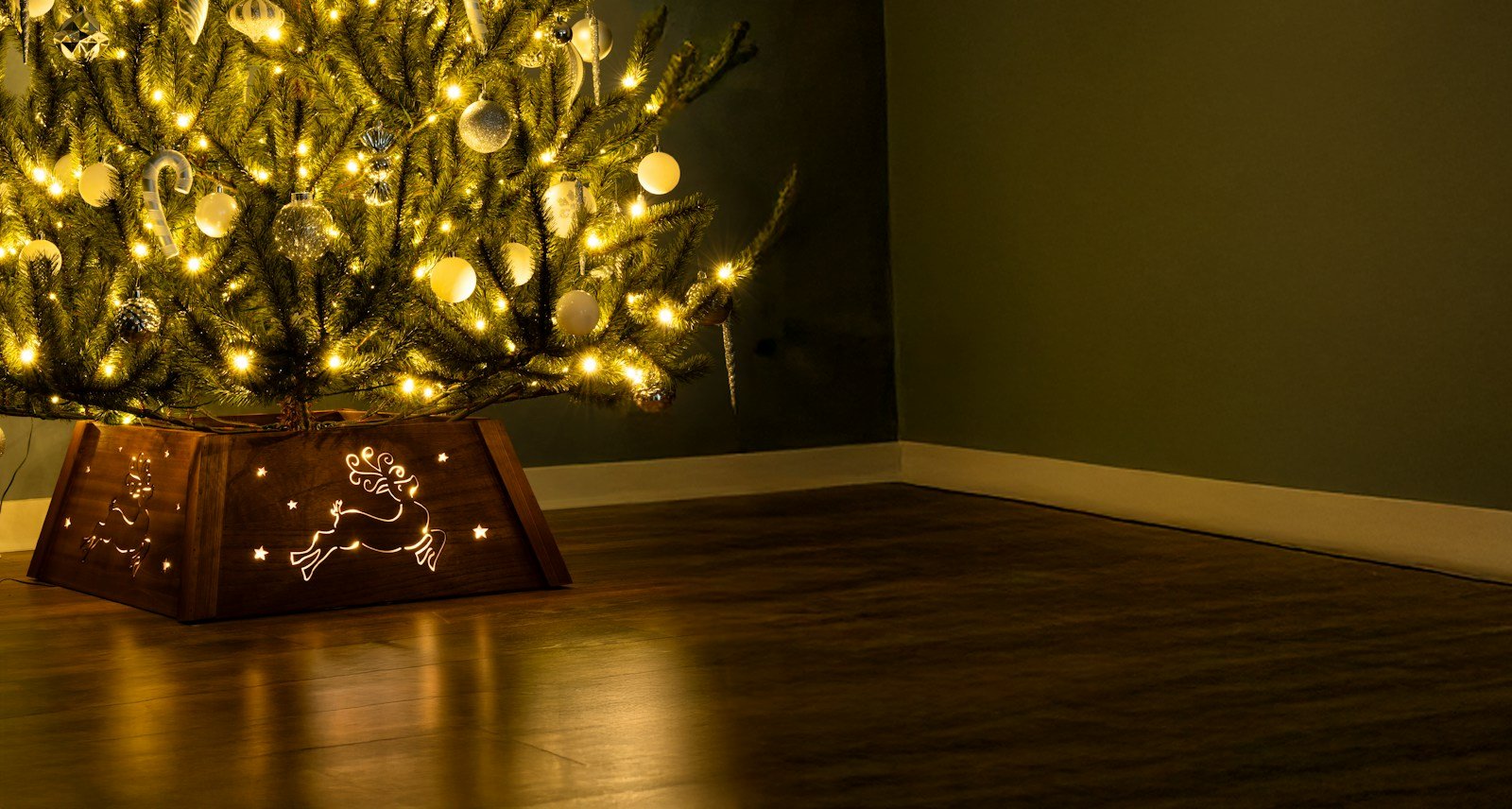 Pre-lit Large Brown Wooden Christmas Tree Skirt - Reindeer & Stars Scene - Image 2