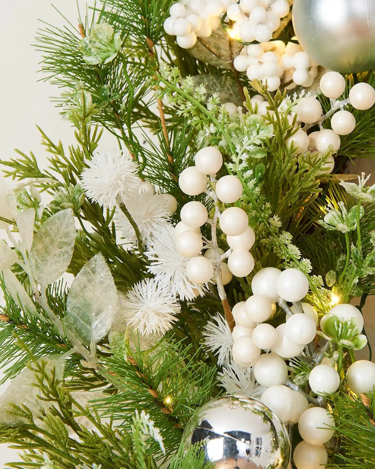 Pre-Lit White Berry Mixed Tip Wreath, 76 cm - Image 4