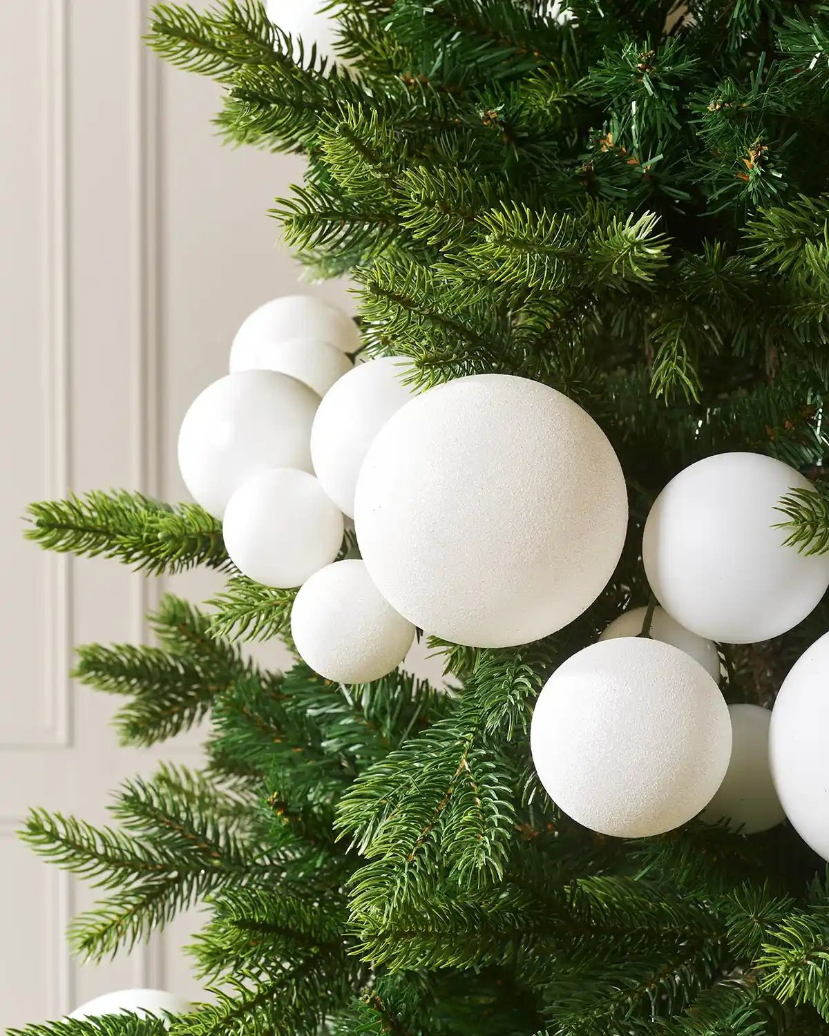 White Bauble Garland, 9 ft - Image 2