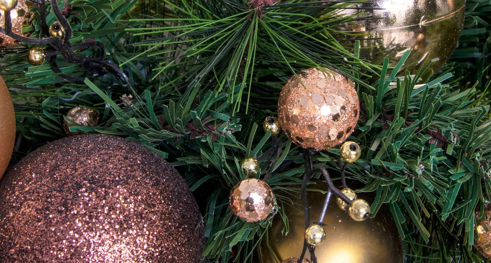 180cm Decorated Mixed Pine Garland with Bronze & Copper Baubles - Image 3