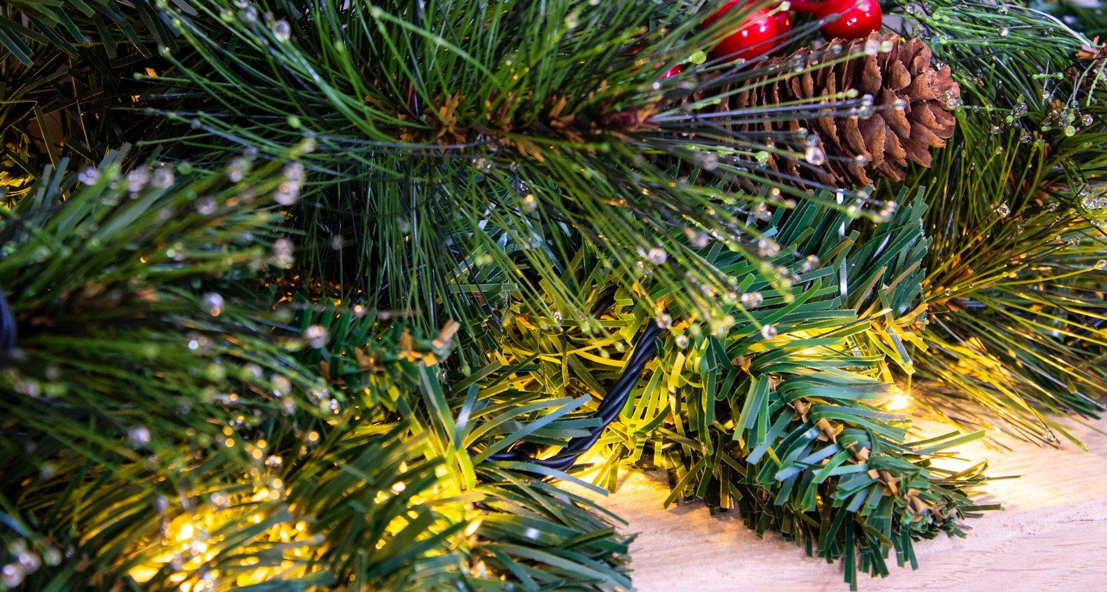 The Pre-lit Connectable 270cm Majestic Dew Pine Garland - Image 4