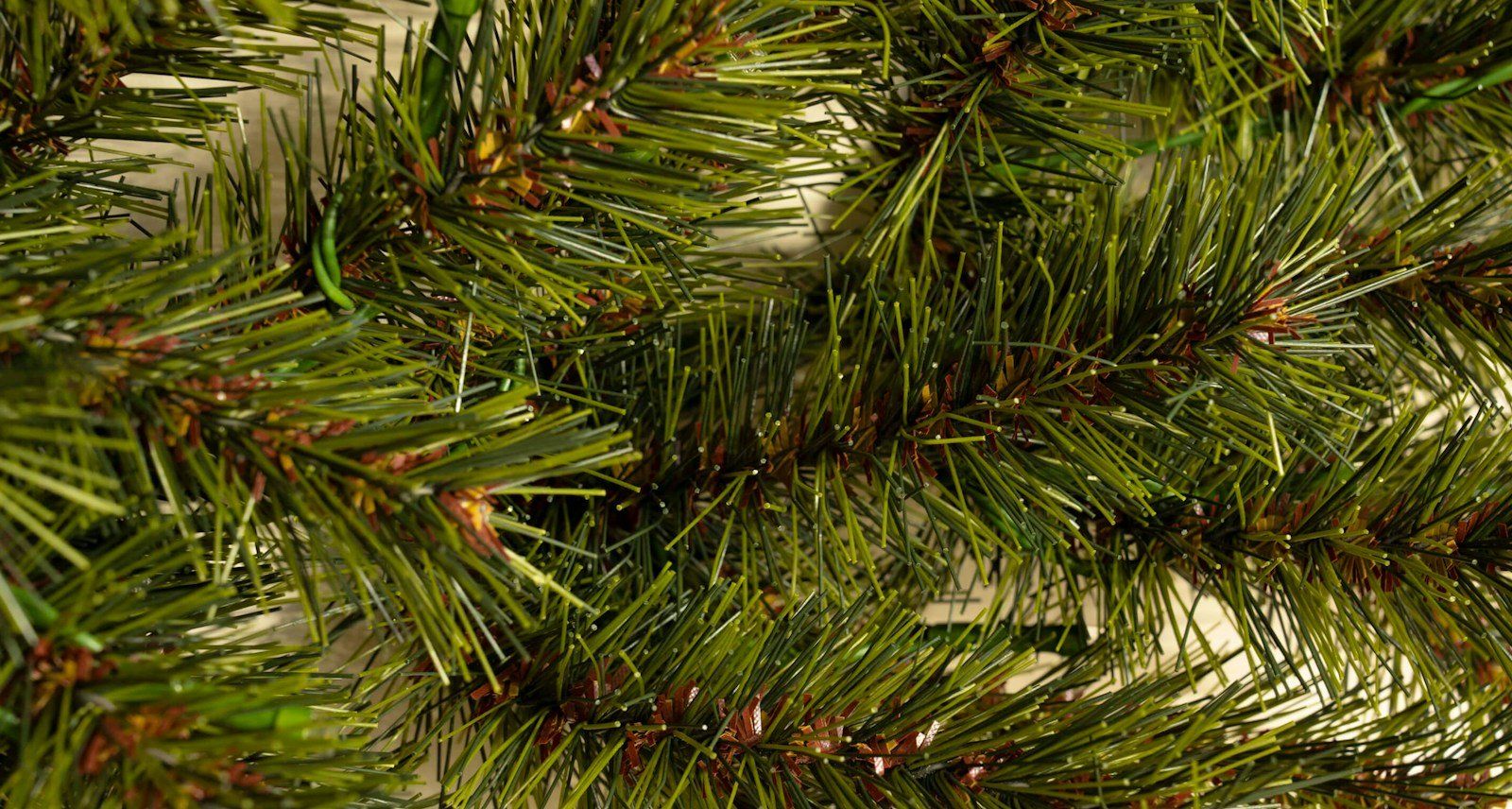 The 9ft Matterhorn Pine Garland - Image 2