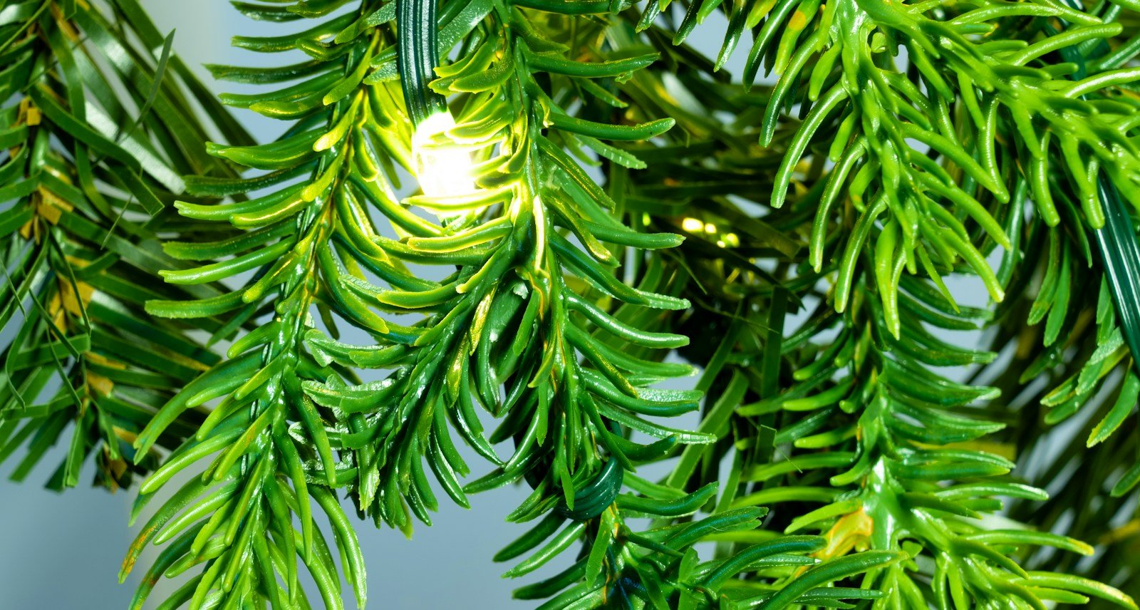 The Pre-lit Connectable 270cm Ultra-lit Montagna Fir Garland - Image 3