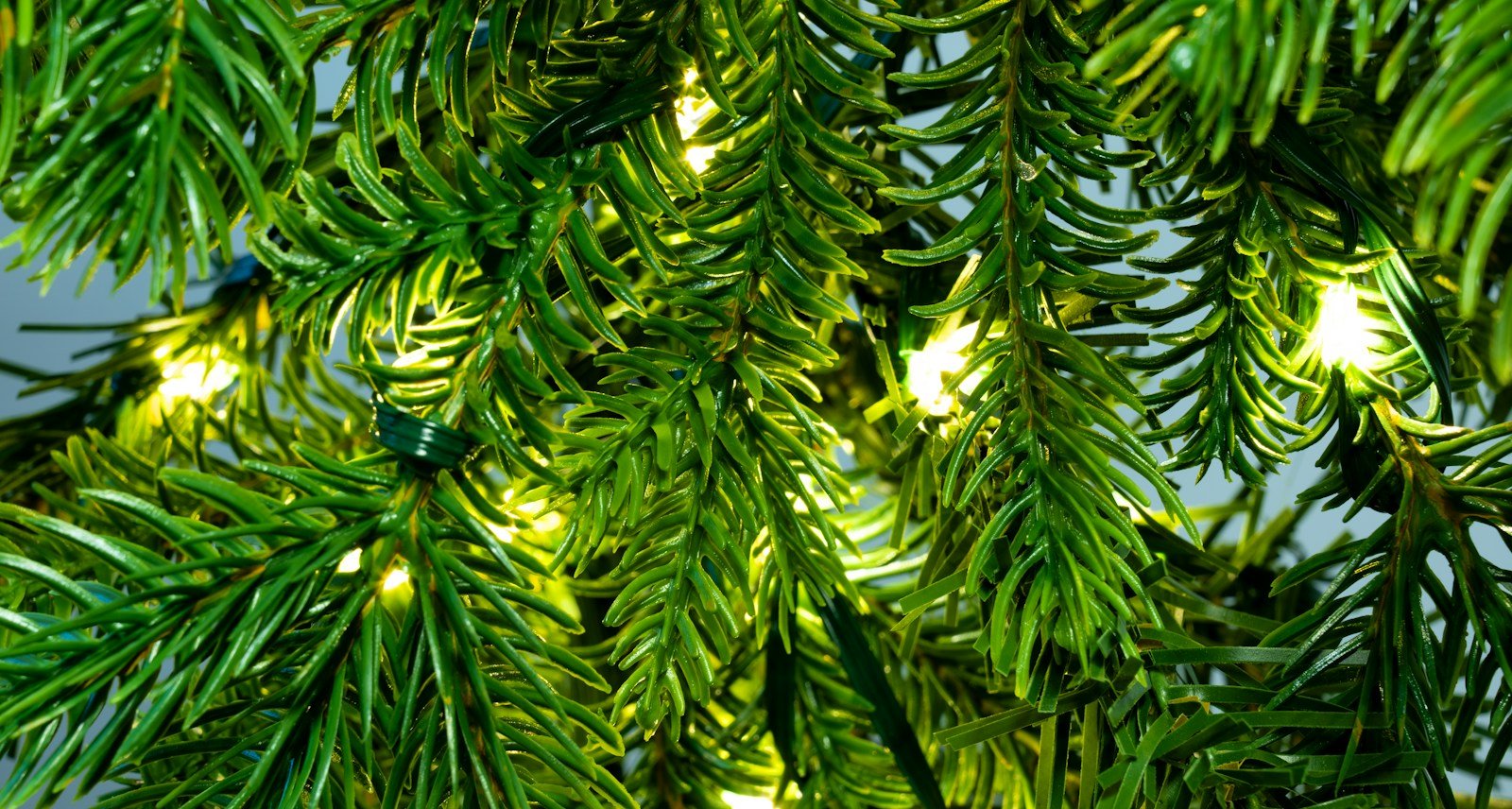 The Pre-lit Connectable 270cm Ultra-lit Montagna Fir Garland - Image 2