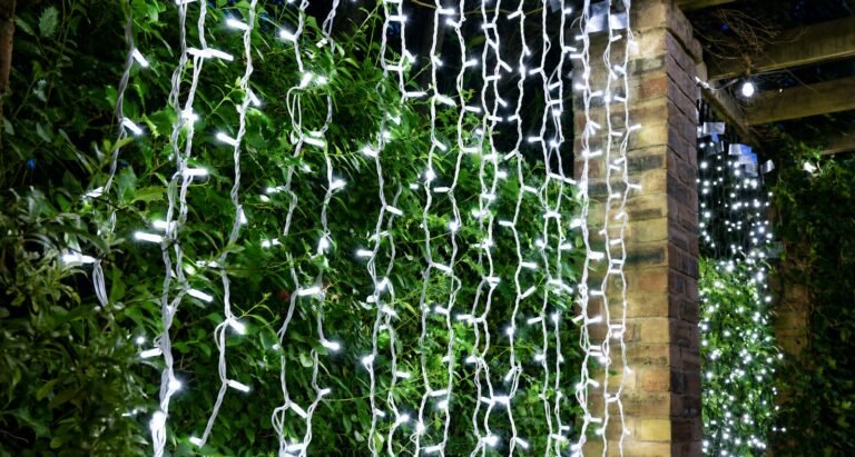 Crownvine Bright White Static Curtain Lights � White Rubber Cable (For Crownvine 230V Connectable Lights)