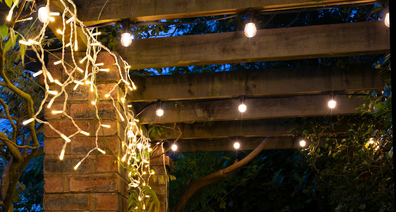 Crownvine Dual Colour Static Icicle Lights � Warm White / Bright White � White Rubber Cable � Multiple Lengths