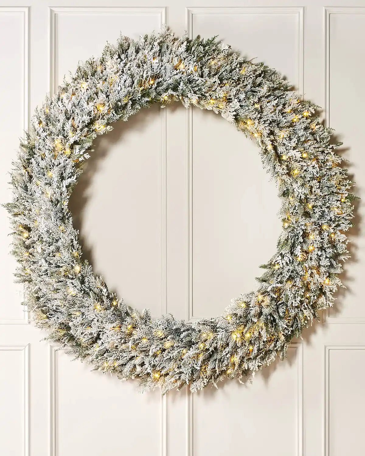 Pre-Lit Snow Flocked Natural Fir Majestic Wreath, 1.5 m — Snow Flocked / Wreath