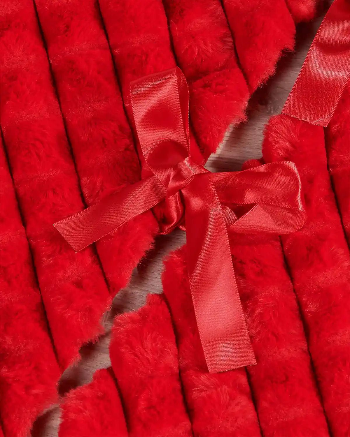 Faux Fur Diamond Tree Skirt, Red, 122 cm - Image 4