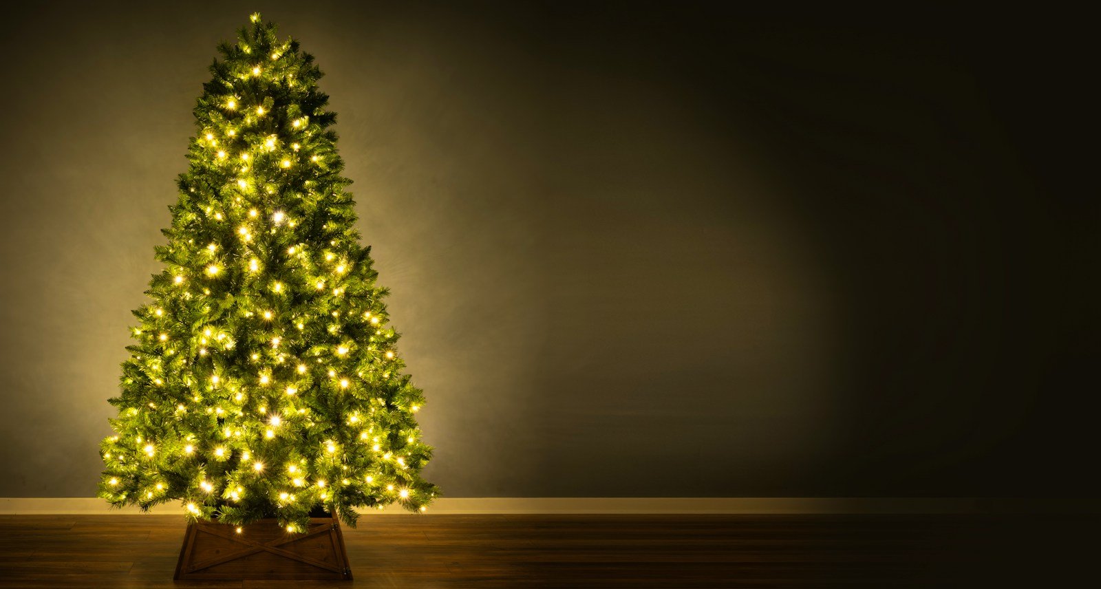 The Pre-lit Ironwood Fir Tree (6ft to 15ft) - Image 2