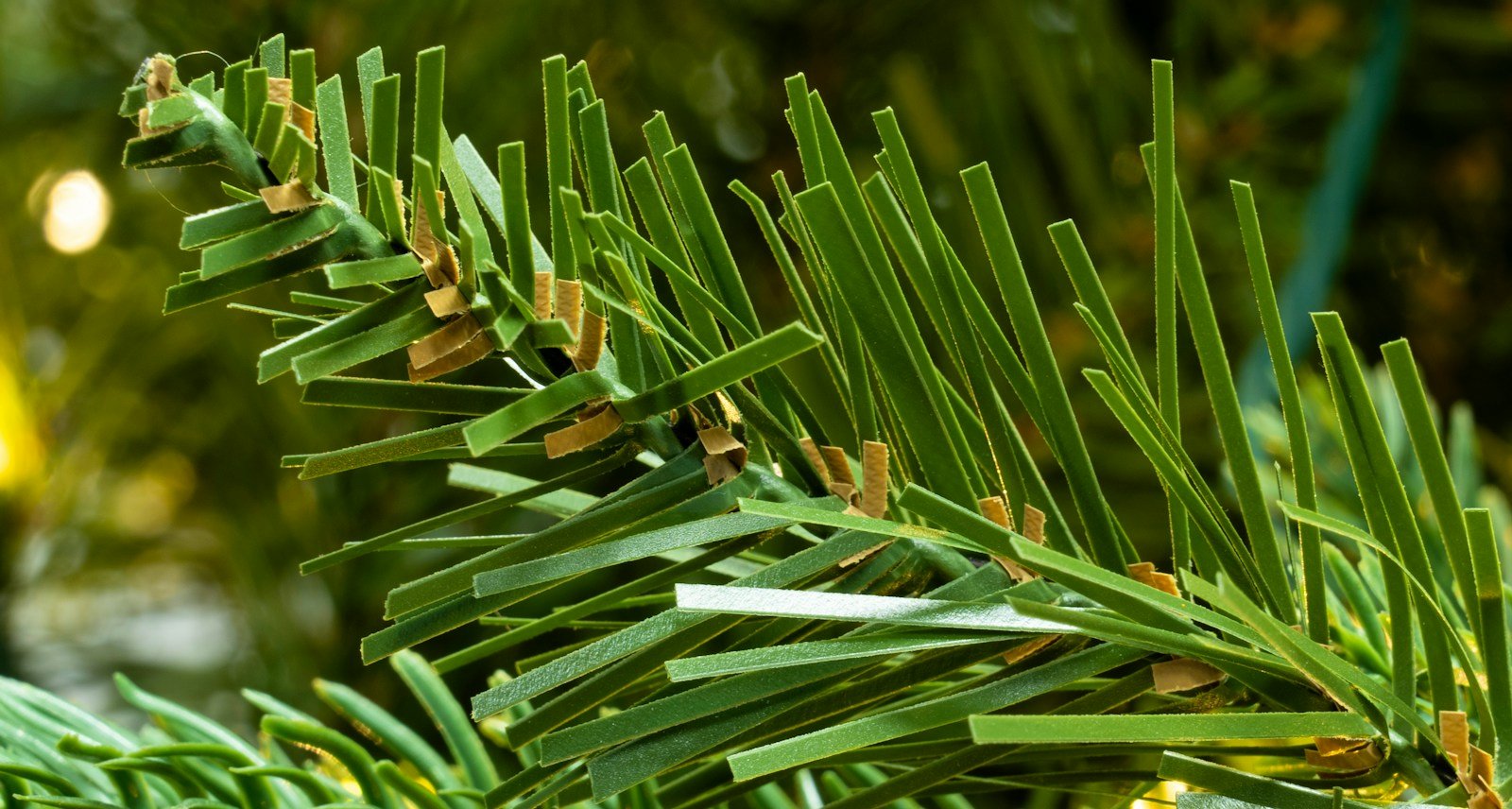 The Pre-lit Indoor/Outdoor Woodland Pine Tree - Warm White - Image 6