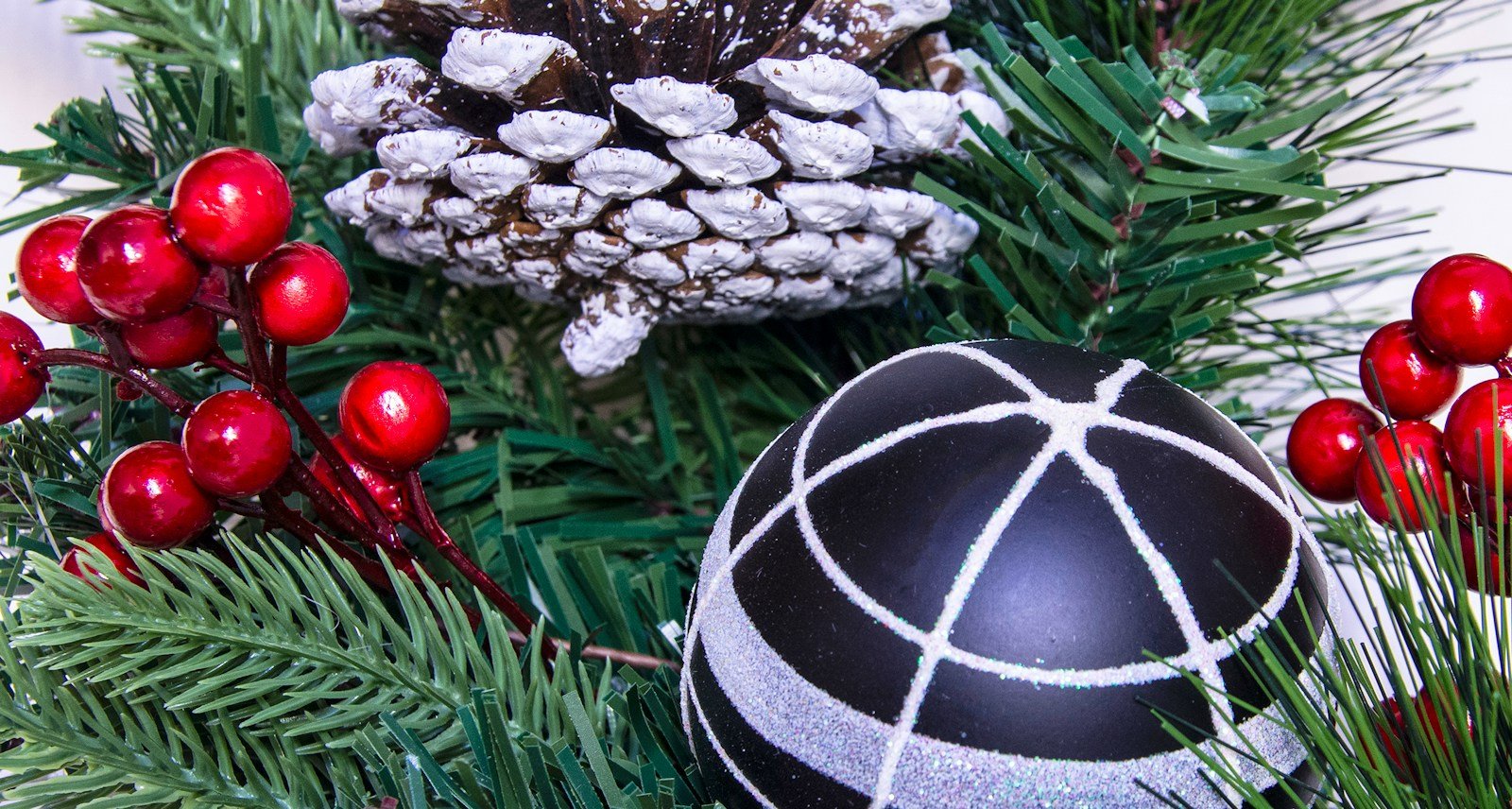 50cm Decorated Mixed Pine Wreath with Red Green & Black Baubles - Image 3