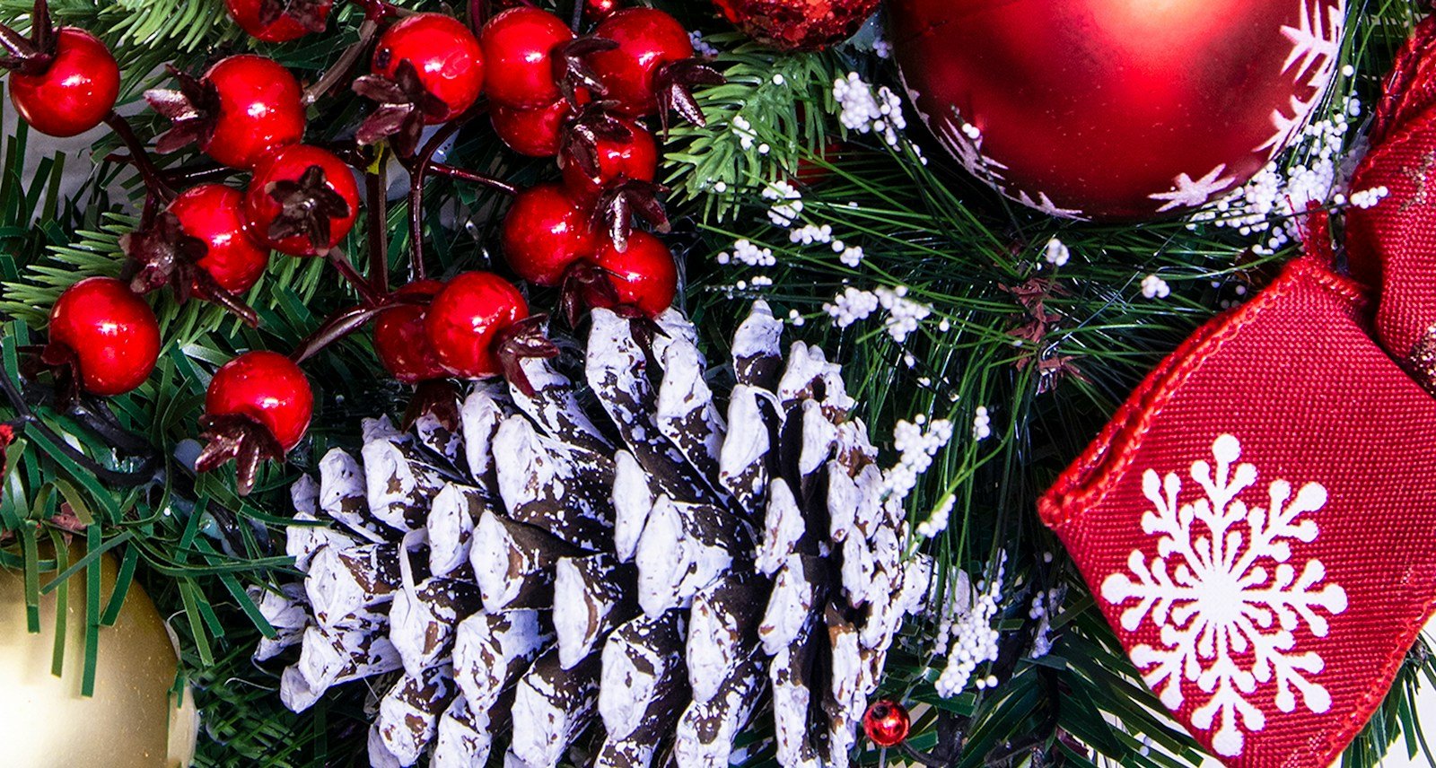 50cm Decorated Mixed Pine Wreath with Red & Gold Baubles - Image 2