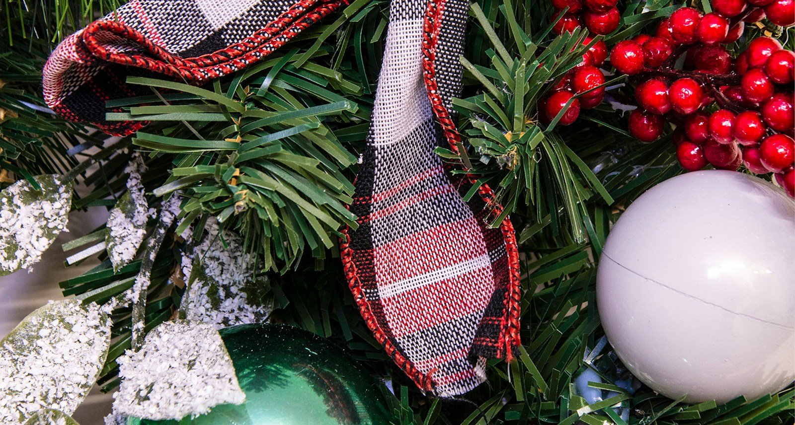 50cm Decorated Mixed Pine Wreath with Tartan Bows - Image 3