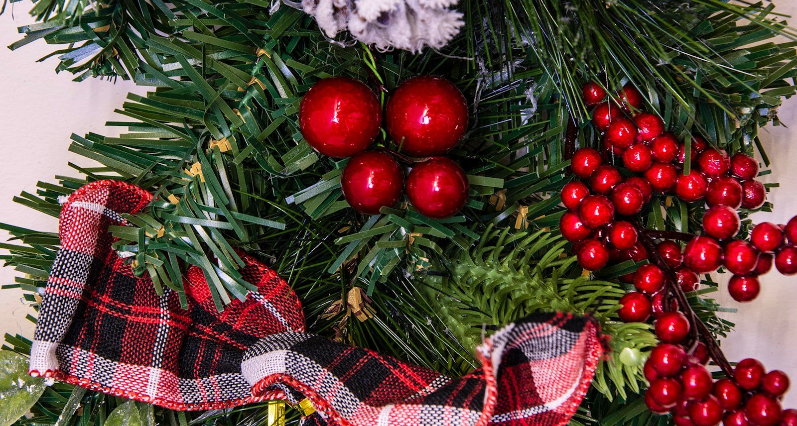 50cm Decorated Mixed Pine Wreath with Tartan Bows - Image 4