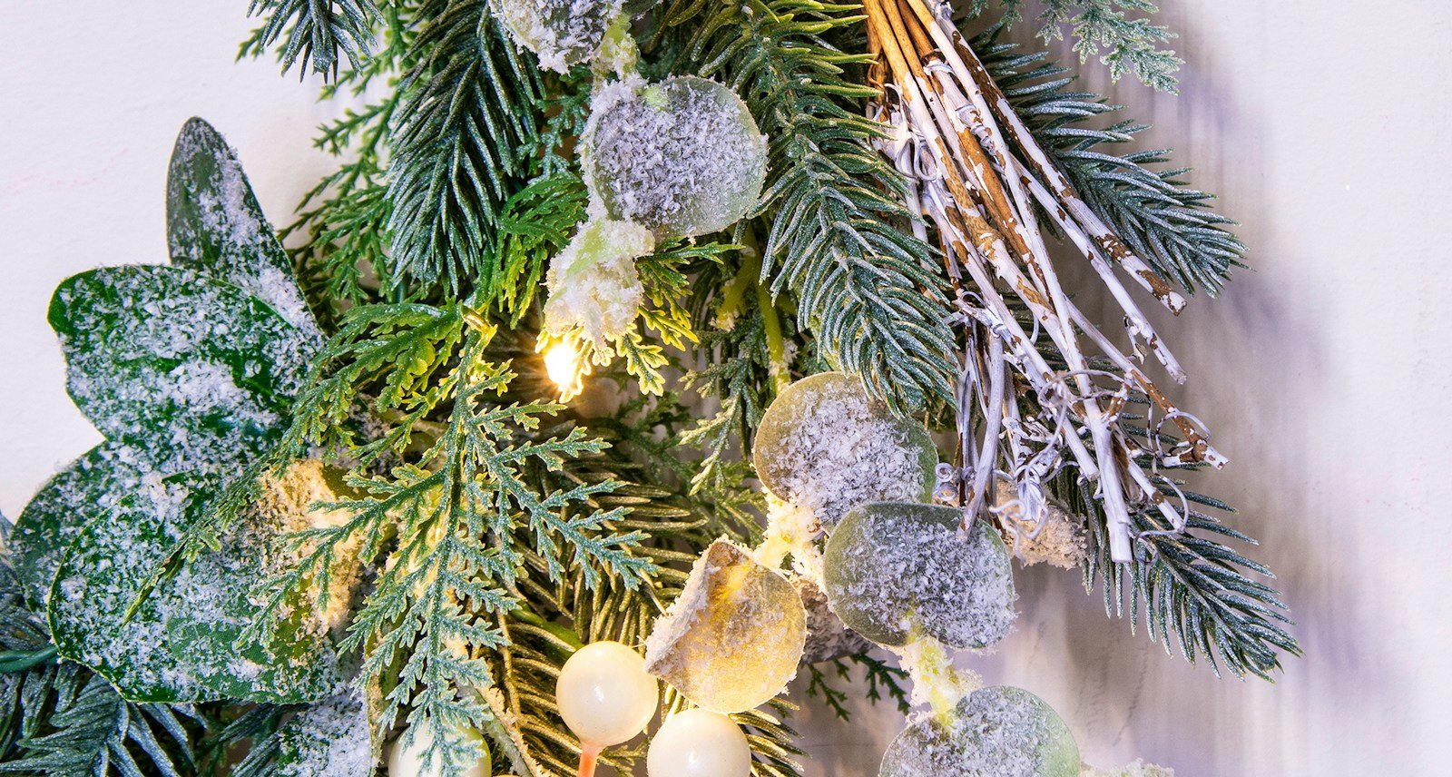 50cm Pre-lit Frosted Decorated PE Pine Wreath with White Berries - Image 2