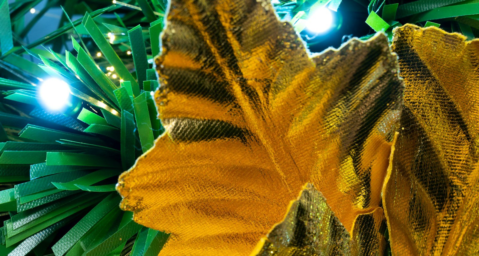 The 50cm Gilded Poinsettia Fir Fibre Optic Wreath - Image 6