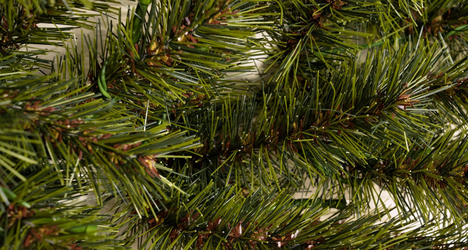 The 60cm Matterhorn Pine Wreath - Image 3