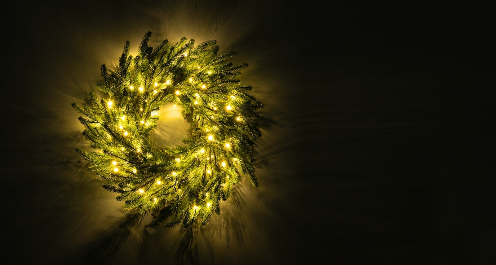 The Pre-lit 60cm Ultra Mountain Pine Wreath - Image 5