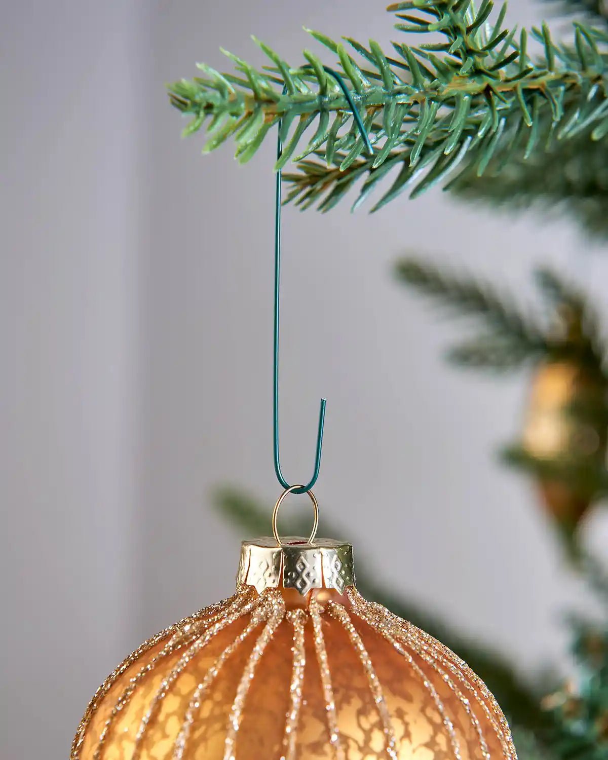 Pack of 100 Bauble Ornament Hooks, Green - Image 2