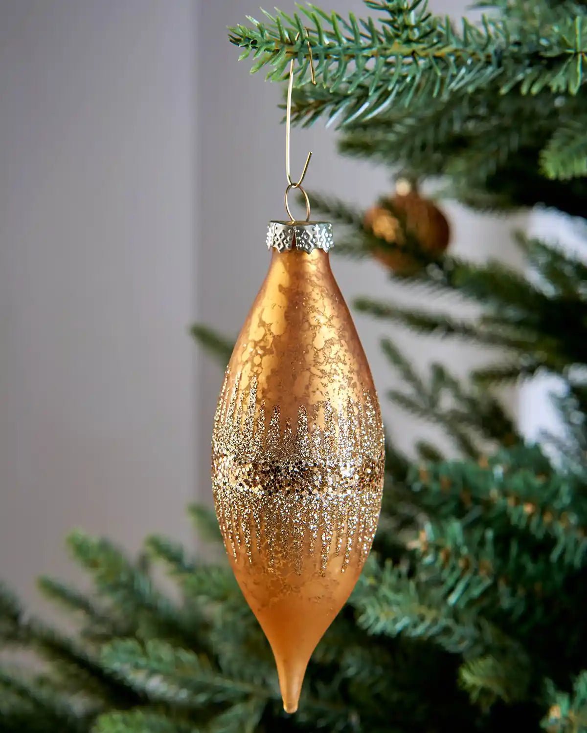 Pack of 150 Bauble Ornament Hooks, Gold, 3.5 cm - Image 2